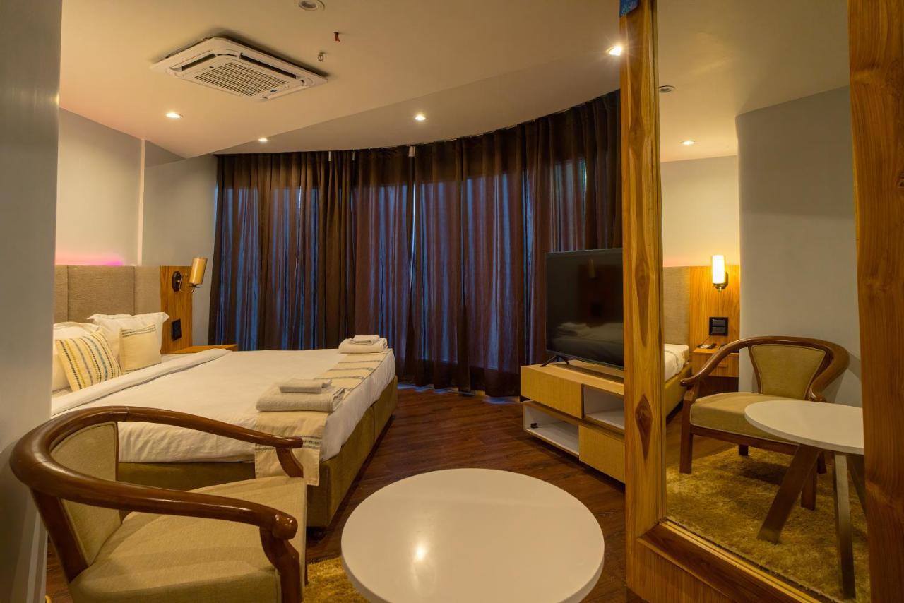 Emerald Hotel Āīzawl 外观 照片